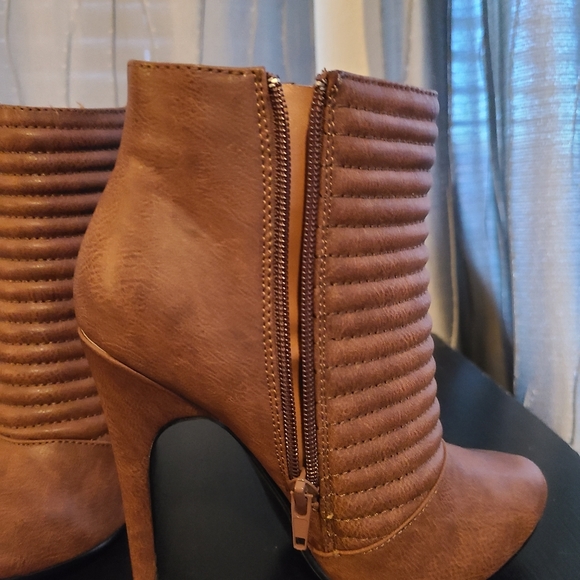 High heel booties zip up size 6.5 but runs small - Picture 2 of 7